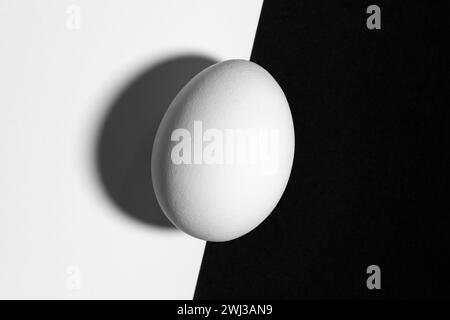 Schermo diviso in bianco e nero con uova e ombre con spazio di copia Foto Stock
