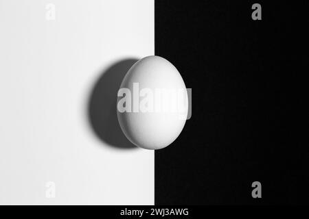 Schermo diviso in bianco e nero con uova e ombre con spazio di copia Foto Stock