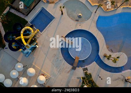 Drone aereo della piscina vuota e del parco acquatico. Vista dall'alto sul cortile dell'hotel deserta Foto Stock