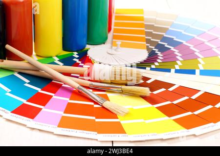 Tavolozza dei colori Pantone, pennello su sfondo bianco Foto Stock