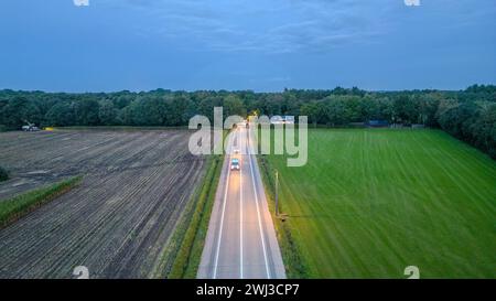 Giro al crepuscolo attraverso la campagna Foto Stock