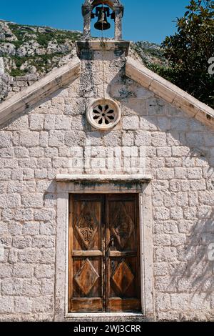 Antica chiesa in pietra di San Michael con un campanile sul tetto. Dobrota, Montenegro Foto Stock