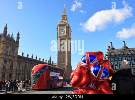 Palloncini Red, Valentine Heart in vendita sul Westminster Bridge, con il Big Ben alle spalle, a Londra, Regno Unito Foto Stock