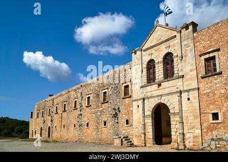 Mura e cancello dell'ortodosso, storico monastero di Moni Arcadia sull'isola di Creta, in Grecia Foto Stock