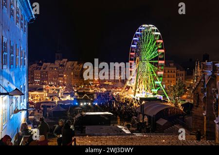 Vista dalla cattedrale sul mercato di natale nella piazza della cattedrale di Erfurt Foto Stock