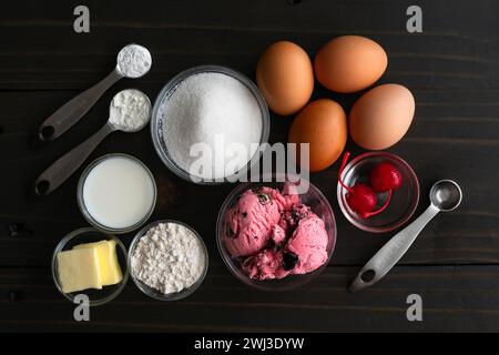 Ingredienti per preparare le versioni in miniatura dell'Alaska al forno: Gelato, uova, zucchero e ingredienti per preparare la torta con spugna e la meringa per mini dessert Foto Stock