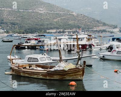 Budva, Montenegro - 08 agosto 2023: Piccole imbarcazioni da pesca ormeggiate vicino alla riva Foto Stock