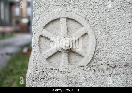 Vecchia struttura di supporto della piastra di ancoraggio a parete. Foto Stock