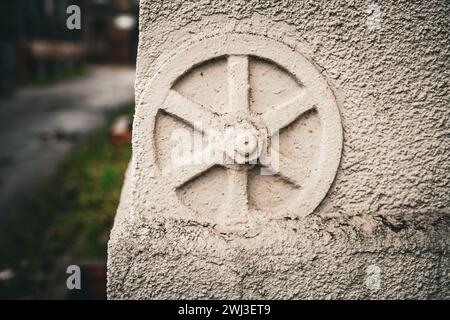 Vecchia struttura di supporto della piastra di ancoraggio a parete. Foto Stock