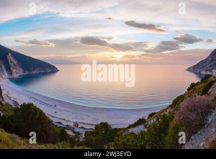 Tramonto sulla spiaggia di Myrtos (Grecia, Cefalonia, Mar Ionio). Foto Stock