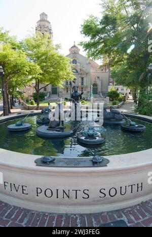 La fontana "The Storyteller" di Frank Fleming (1986) nel trendy quartiere dei divertimenti Five Points South di Birmingham, Alabama - USA Foto Stock