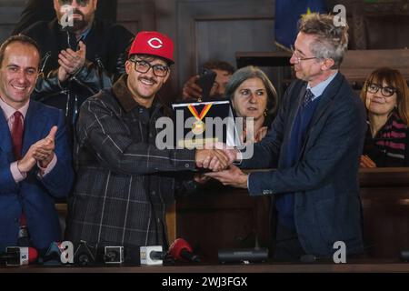 Geolier al maschio Angioino di Napoli, dove il sindaco Gaetano Manfredi ha presentato al cantante una targa personalizzata per celebrare il suo straordinario successo al Festival di Sanremo 2024. Foto Stock