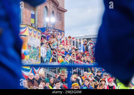 Rosenmontagsumzug Mainz 2024, 12.02.2024 Blick auf die Tribüne vor dem Mainzer Staatstheater Impressionen vom Mainzer Rosenmontagsumzug, 12.02.2024 Mainz Innenstadt Rheinland-Pfalz Deutschland *** Rose Monday Parade Mainz 2024, 12 02 2024 veduta della tribuna di fronte al Mainz State Theater Impression of the Mainz Rose Monday Parade, 12 02 2024 Mainz centro città Renania-Palatinato Germania Copyright: xBEAUTIFULxSPORTS/Hahnex Foto Stock