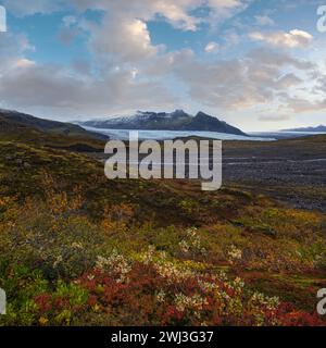Splendida vista autunnale dal canyon di Mulagljufur al ghiacciaio di Fjallsarlon con la laguna ghiacciata di Breidarlon, Islanda. Non lontano dalla circonvallazione Foto Stock