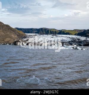 Solheimajokull pittoresco ghiacciaio nel sud dell'Islanda. La lingua di questo ghiacciaio scivola dal vulcano Katla. Bellissimo glac Foto Stock