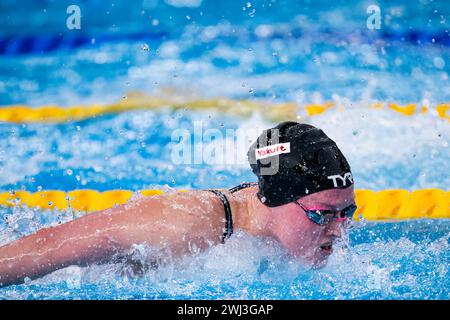 Doha, Qatar. 12 febbraio 2024. La vincitrice della medaglia d'argento Claire Curzan degli Stati Uniti d'America gareggia nella finale di nuoto femminile dei 100 m farfalla durante il 21° Campionato Mondiale di Aquatics all'Aspire Dome di Doha (Qatar), 12 febbraio 2024. Crediti: Insidefoto di andrea staccioli/Alamy Live News Foto Stock