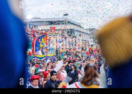 Rosenmontagsumzug Mainz 2024, 12.02.2024 Konfettiregen vor der Staatstheater Mainz Impressionen vom Mainzer Rosenmontagsumzug, 12.02.2024 Mainz Innenstadt Rheinland-Pfalz Deutschland *** Rosenmontagsumzug Mainz 2024, 12 02 2024 Confetti pioggia di fronte allo Staatstheater Mainz Impressioni della Mainz Rosenmontagsumzug Rosenmontagsumzug, 12 02 2024 Mainz Foto Stock