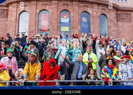 Rosenmontagsumzug Mainz 2024, 12.02.2024 Blick auf die Tribüne vor dem Mainzer Staatstheater Narren Freude Impressionen vom Mainzer Rosenmontagsumzug, 12.02.2024 Mainz Innenstadt Rheinland-Pfalz Deutschland *** Rose Monday Parade Mainz 2024, 12 02 2024 veduta della tribuna di fronte al Magonza State Theater folli impressioni della parata del lunedì delle rose di Magonza, 12 02 2024 Mainz centro della città Renania-Palatinato Germania Copyright: xBEAUTIFULxSPORTS/Hahnex Foto Stock