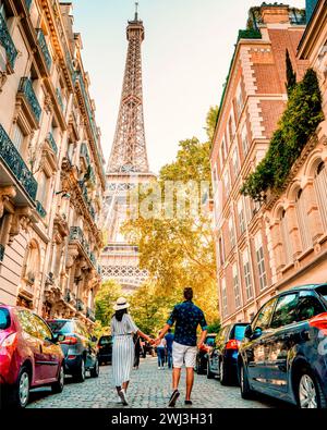 Coppia uomini una donna luna di miele Parigi Torre Eiffel, coppia uomini e donna viaggio in città a Parigi Foto Stock