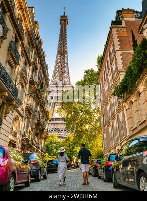 Coppia uomini una donna luna di miele Parigi Torre Eiffel, coppia uomini e donna viaggio in città a Parigi Foto Stock