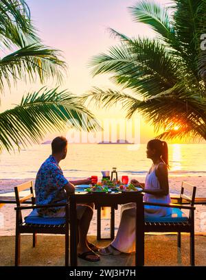 Coppia che ha una cena romantica sulla spiaggia di Koh Chang Thailandia Foto Stock