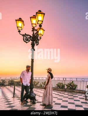 Taormina Sicilia, coppia di uomini e donne in piazza Piazza IX Aprile a Taormina. Sicilia, Italia Foto Stock