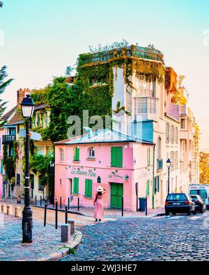 Parigi Francia, strade di Montmartre al mattino presto con caffè e ristoranti Foto Stock