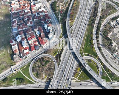 Vista aerea moderno incrocio autostradale multilivello con autostrada a pedaggio, traffico stradale un'infrastruttura importante trasporti e t Foto Stock