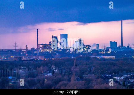Skyline des Stahlstandort Duisburg, ThyssenKrupp Steel Europe, Duisburg-Bruckhausen, Sonnenuntergang, Industriekulisse, NRW, Deutschland Hochöfen Schwelgern 1 und 2, Kühlturm des Kohlekraftwerk Walsum, StahlindustrieSkyline *** Skyline della località siderurgica Duisburg, ThyssenKrupp Steel Europe, a Duisburg Bruckhausen, tramonto, scenario industriale, NRW, altoforni tedeschi Schwelgern 1 e 2, torre di raffreddamento della centrale elettrica a carbone Walsum, skyline dell'industria siderurgica Foto Stock