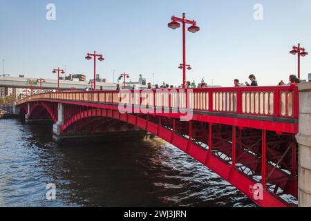 Il ponte Azuma sul fiume Sumida e la fiamma Asashi ad Asakusa, Tokyo, Giappone. Foto Stock