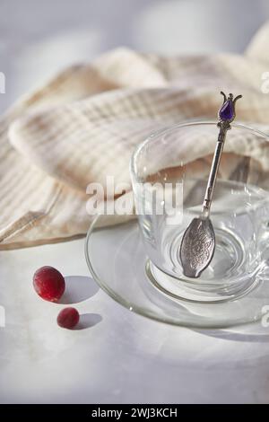 Frutta e tè alle bacche. Preparazione. Svuotare la teiera in vetro e la tazza sul tavolo Foto Stock