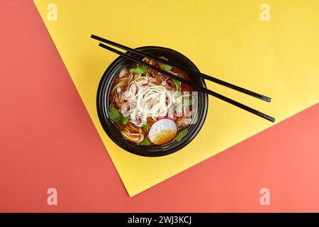 Birria ramen, zuppa di consomme con manzo e spaghetti. Mix di cucina messicana e asiatica Foto Stock