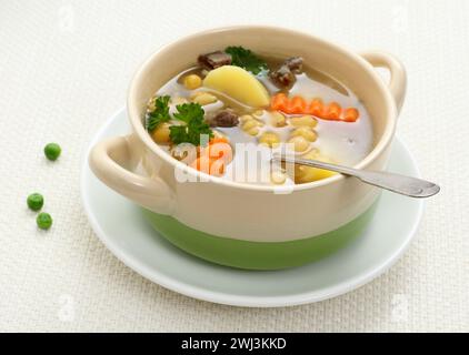 Zuppa di piselli gialli, stufato di carne e patate Foto Stock