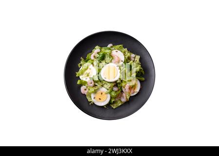 Deliziosa insalata fresca e sana con gamberi, uova, lattuga e semi di lino Foto Stock