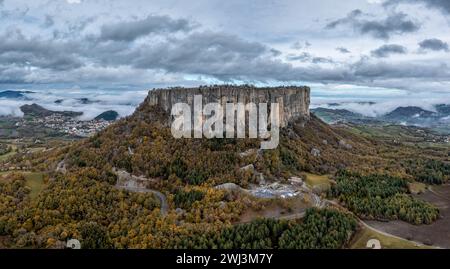 Vista droni della pietra di Bismantova mesa e paesaggio montano nei pressi di Castelnovo 'ne Monti Foto Stock