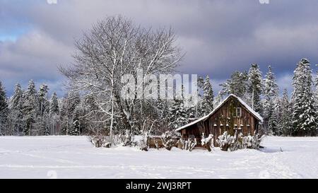 Capanna del fine settimana sulla neve in un meraviglioso paesaggio invernale Foto Stock