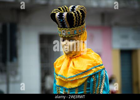 Maragogipe, Bahia, Brasile - 11 febbraio 2024: Durante il carnevale nella città di Maragogipe, a Bahi, si vedono persone vestite in stile carnevale veneziano Foto Stock