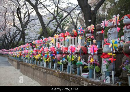 Statue di Jizo o Guardiani dei bambini deceduti al Tempio Zojoji di Tokyo, Giappone. Foto Stock