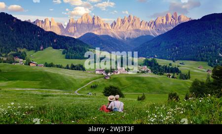 Coppia a St. Magdalena Geisler o Odle Dolomiti cime montane. Val di Funes in Italia Foto Stock