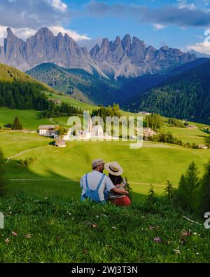Coppia a St. Magdalena Geisler o Odle Dolomiti cime montane. Val di Funes in Italia Foto Stock