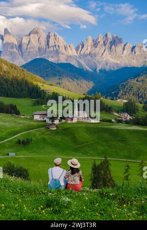 Coppia a St. Magdalena Geisler o Odle Dolomiti cime montane. Val di Funes in Italia Foto Stock