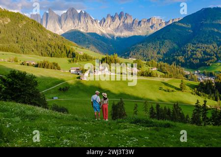 Coppia a St. Magdalena Geisler o Odle Dolomiti cime montane. Val di Funes in Italia Foto Stock