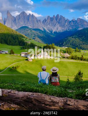 Coppia a St. Magdalena Geisler o Odle Dolomiti cime montane. Val di Funes in Italia Foto Stock