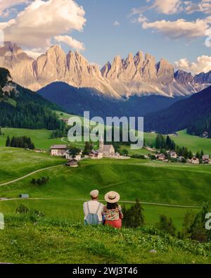 Coppia a St. Magdalena Geisler o Odle Dolomiti cime montane. Val di Funes in Italia Foto Stock