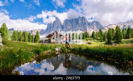 Coppia a Geisler Alm, Dolomiti Italia, escursioni sulle montagne della Val di Funes nelle Dolomiti italiane Foto Stock