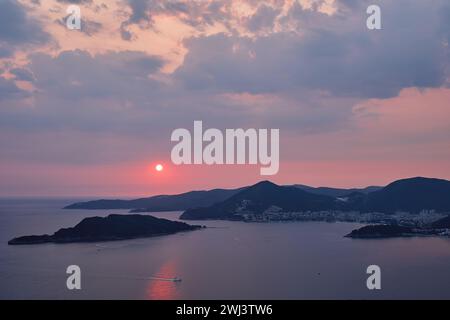 Tramonto rosa su una catena montuosa nel mare Foto Stock