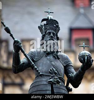 Monumento alla fontana di Carlo Magno, Karlsbrunnen di fronte al municipio, Aquisgrana, Germania, Europa Foto Stock