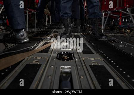 I membri della squadra di paracadutisti dell'aeronautica statunitense Wings of Blue si preparano a saltare fuori da un elicottero della Guardia Nazionale dell'Alabama CH-47F Chinook, assegnato alla compagnia B 1st Battalion, 169th Aviation Regiment, a Dannelly Field, Alabama, 9 febbraio, 2024. la missione del Wings of Blue è quella di servire principalmente come maestri di salto e istruttori, forgiando leader di carattere attraverso questa esperienza di allenamento unica. (Foto U.S. Air Force di staff Sgt. Taylor Crul) Foto Stock