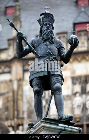 Monumento alla fontana di Carlo Magno, Karlsbrunnen di fronte al municipio, Aquisgrana, Germania, Europa Foto Stock