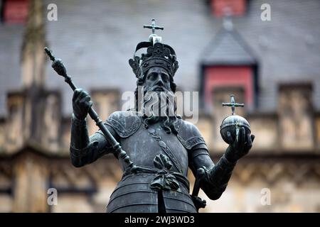 Monumento alla fontana di Carlo Magno, Karlsbrunnen di fronte al municipio, Aquisgrana, Germania, Europa Foto Stock